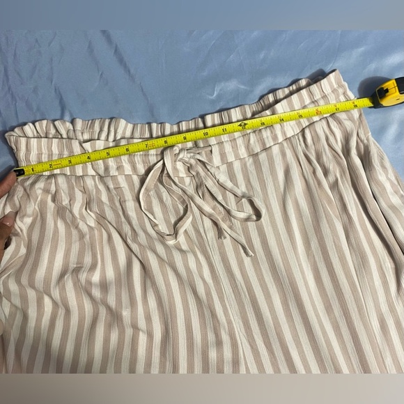 Torrid Blue and White Wide Leg Pants - Picture 14 of 16